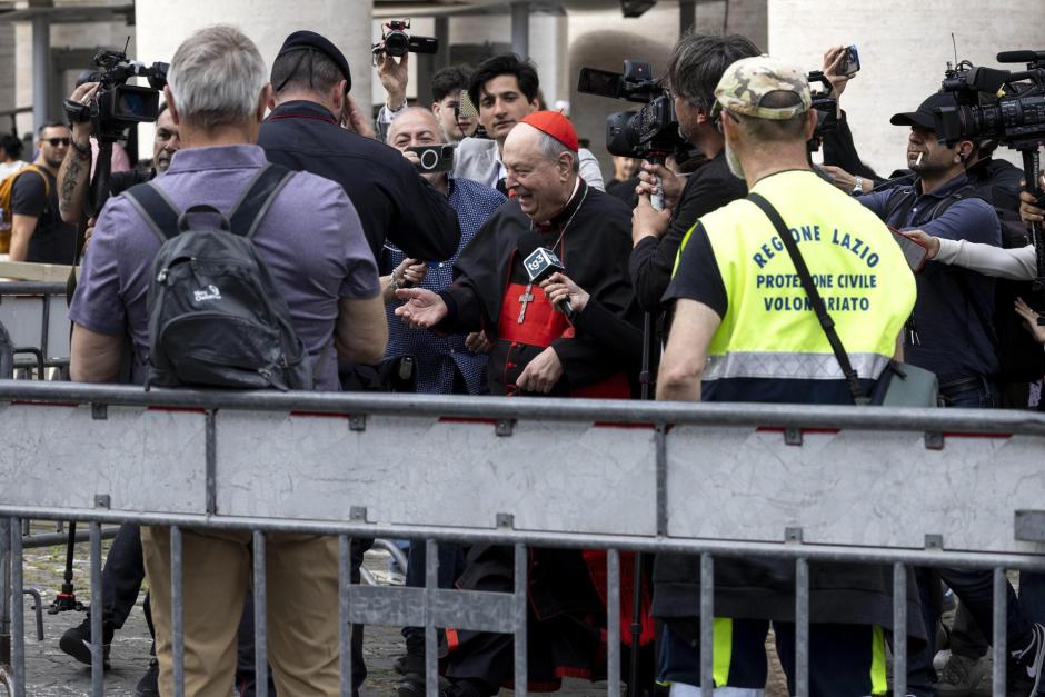 VATICAN CITY (Vatican City State (Holy See)), 23/04/2025.- Italian Cardinal Oscar Cantoni (C) speaks to the press as he walks outside the Saint Peter's Basilica, where late Pope Francis lies in state, in Vatican City, 23 April 2025. Faithful and well-wishers will be able to pay their respects to Pope Francis, who died on 21 April 2025, aged 88, until his funeral on 26 April in the plaza in front of the basilica. (Papa, Cardenal) EFE/EPA/MASSIMO PERCOSSI