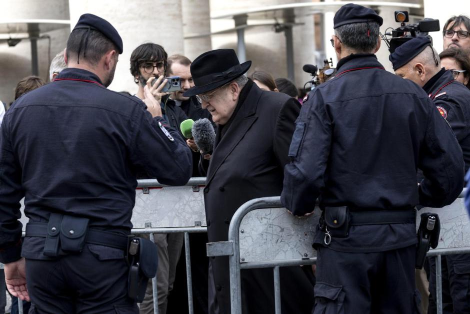 VATICAN CITY (Vatican City State (Holy See)), 23/04/2025.- US Cardinal Raymond Leo Burke (C) walks outside the Saint Peter's Basilica, where late Pope Francis lies in state, in Vatican City, 23 April 2025. Faithful and well-wishers will be able to pay their respects to Pope Francis, who died on 21 April 2025, aged 88, until his funeral on 26 April in the plaza in front of the basilica. (Papa, Cardenal) EFE/EPA/MASSIMO PERCOSSI