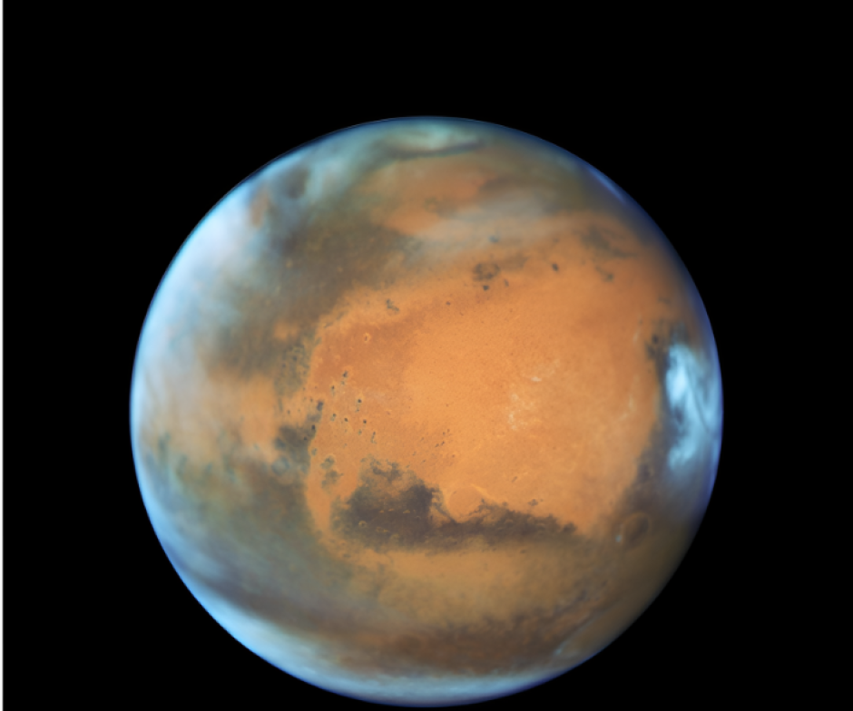 La misión del telescopio tuvo un comienzo precario en 1990, cuando se encontró un defecto inesperado en el espejo primario de 2,4 metros (casi ocho pies) de diámetro de este observatorio. Los astronautas acudieron valerosamente al rescate en la primera misión de servicio del transbordador en diciembre de 1993 para mejorar la nitidez de Hubble con óptica correctiva.
​
​En la imagen se puede ver al planeta Marte, captado por el telescopio Hubble.