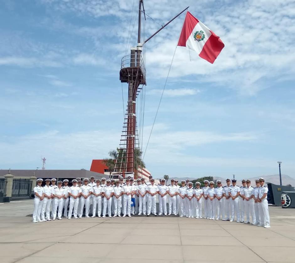 Visita de guardiamarinas a la Escuela Naval del Perú