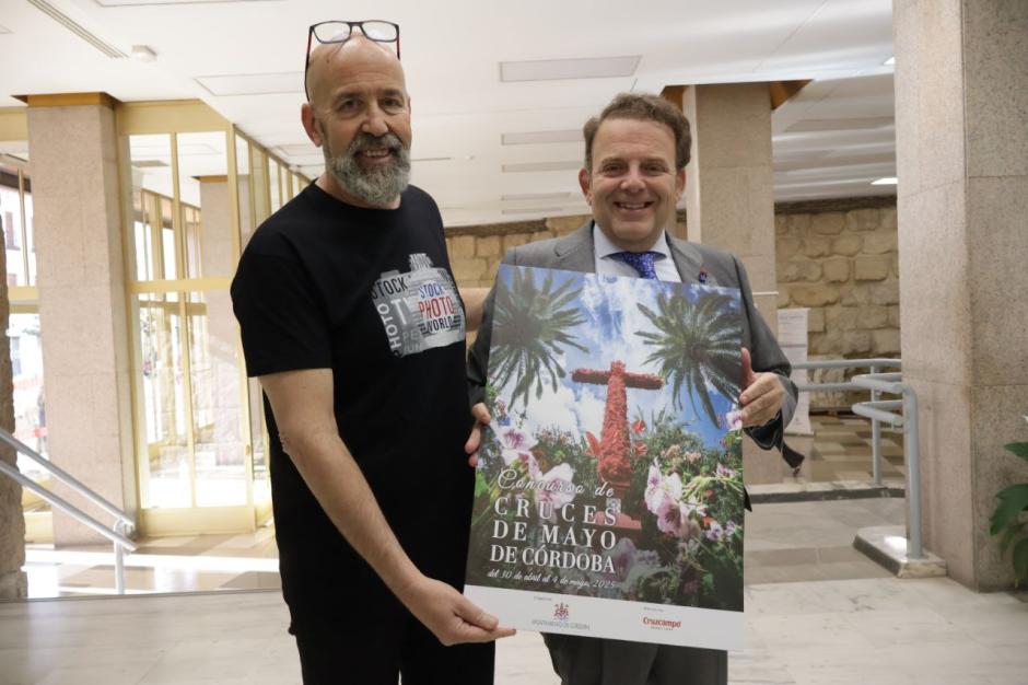 José Luis Seco de Herrera y Julián Urbano, con el cartel de las Cruces de Mayo