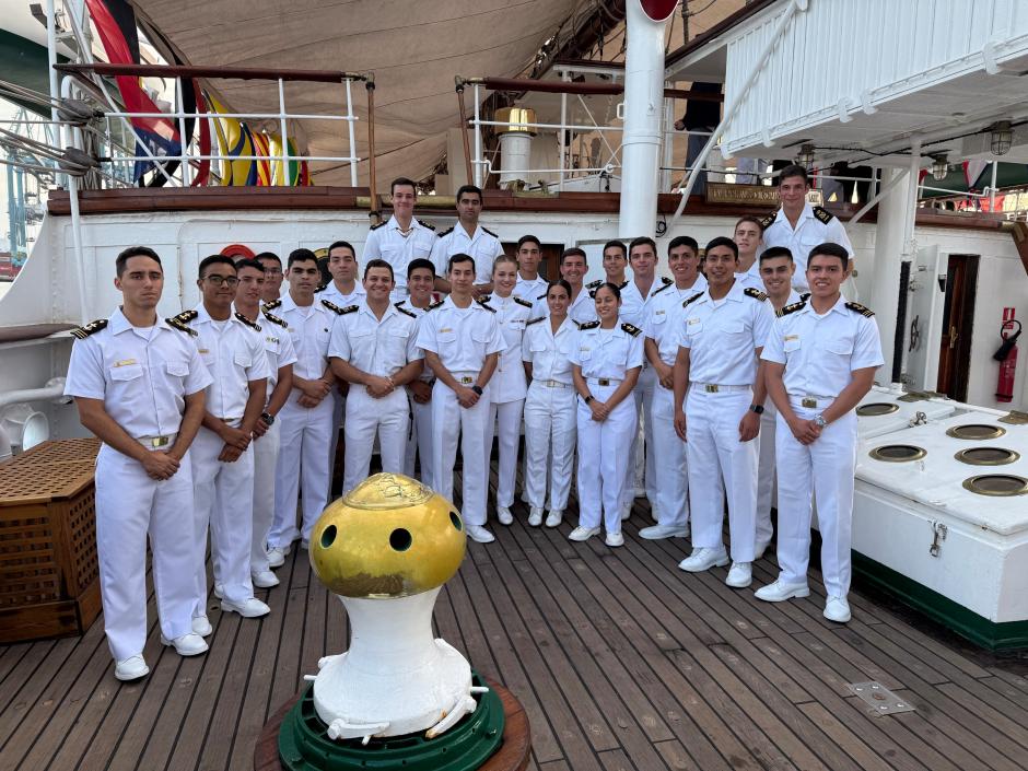Encuentro con cadetes y juventud peruana en la residencia del Comandante General de la Marina de Guerra del Perú.