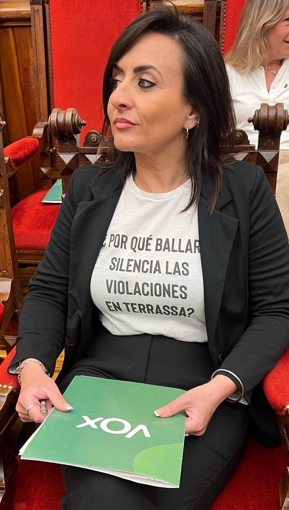 Alicia Tomás con la camiseta que ha provocado la suspensión del pleno