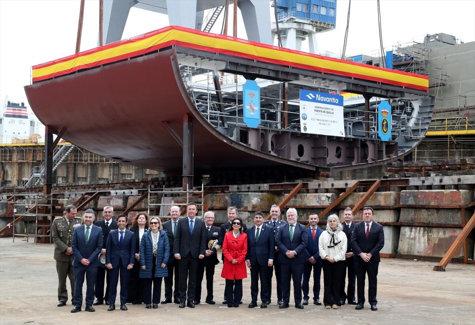 La ministra de Defensa, Margarita Robles, durante su visita a la sede de Navantia, donde ha asistido al corte de chapa de la Fragata F-113 y al acto de puesta de quilla de la segunda fragata de la clase Bonifaz (F-112) ‘Roger de Lauria’.