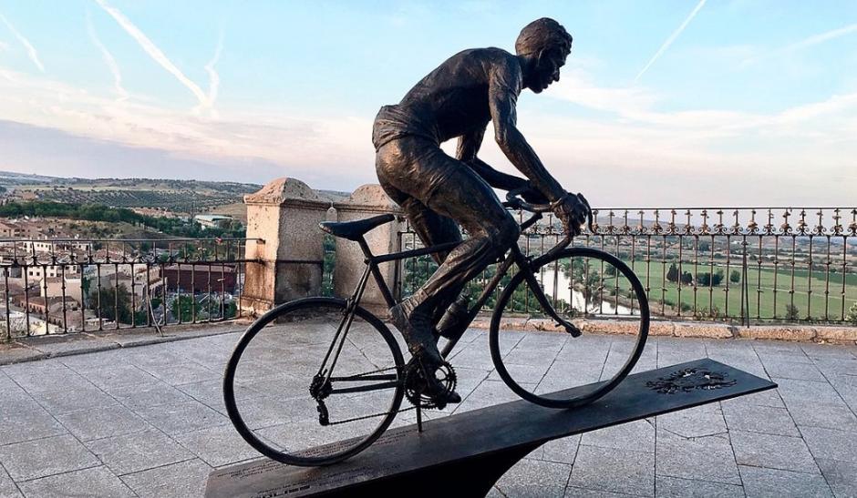 Escultura de Federico Martín Bahamontes "ascendiendo" el casco histórico de Toledo