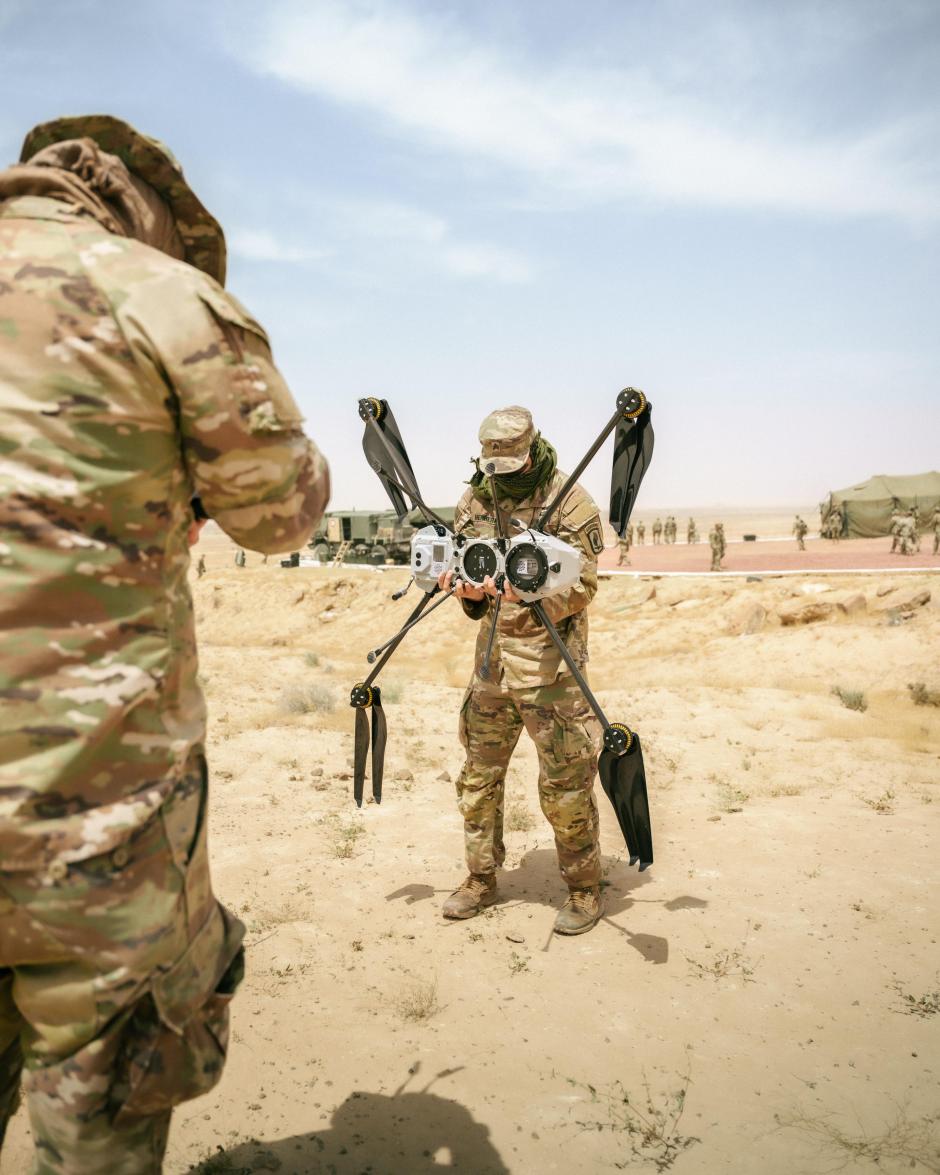Militares estadounidenses calibran un dron en preparación para un vuelo de prueba en African Lion 25
