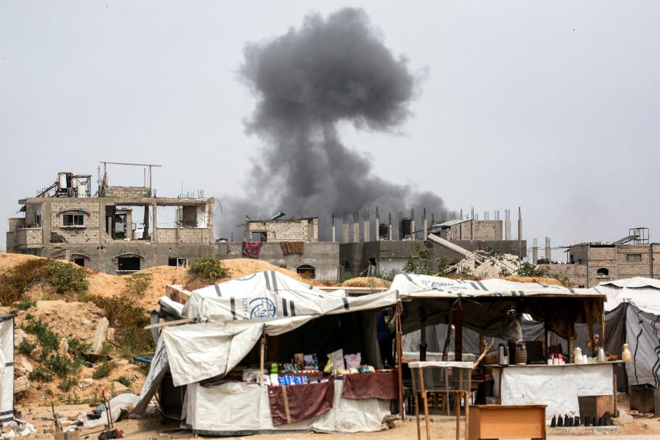 Una columna de humo se eleva en Beit Lahia al norte de la franja de Gaza