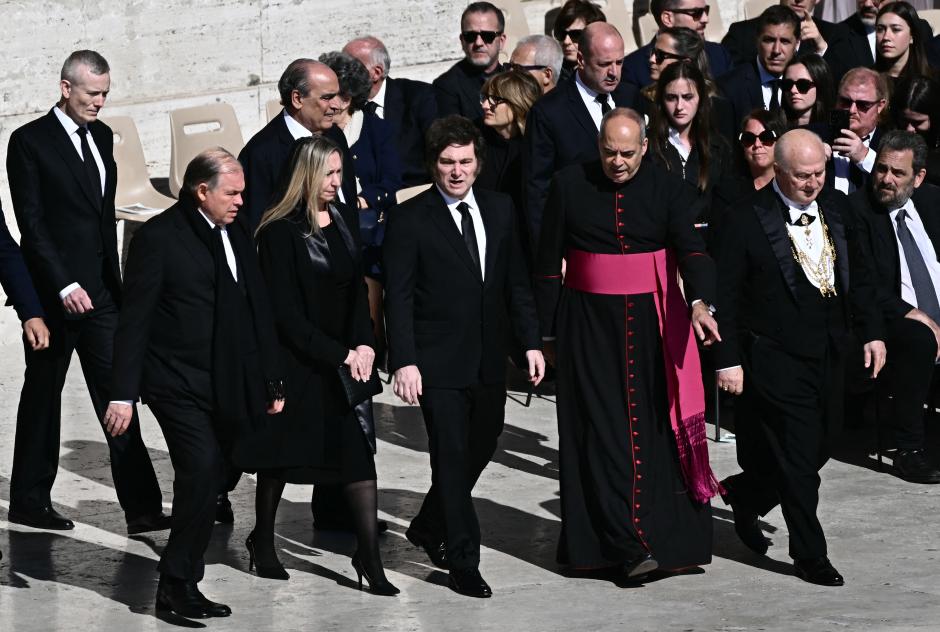 El presidente de Argentina, Javier Milei (centro), camina junto a su hermana Karina Milei (segunda izquierda) cuando llegan a la ceremonia fúnebre del Papa Francisco en la Basílica de San Pedro