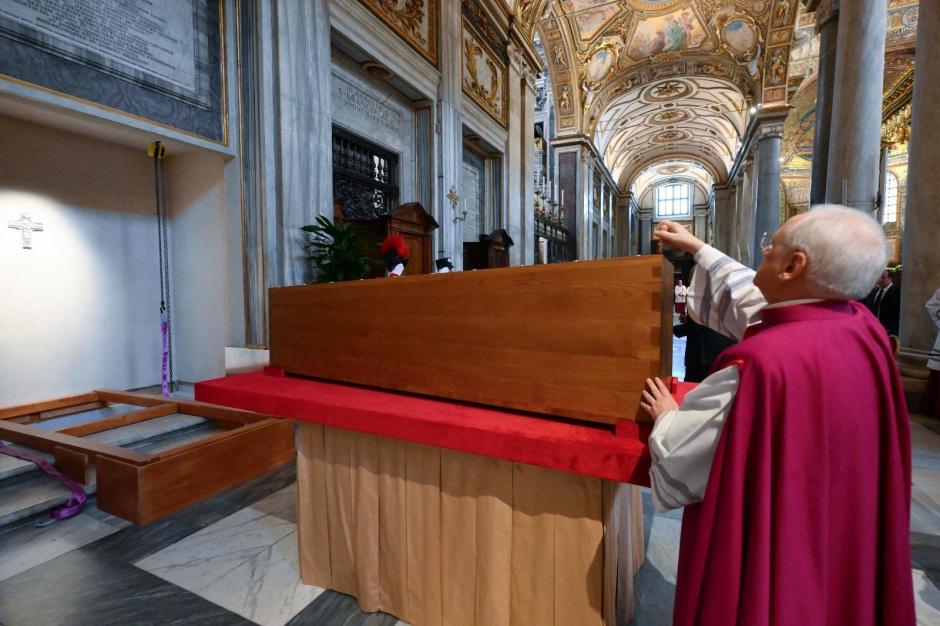 Momentos antes de la inhumación del féretro de Francisco