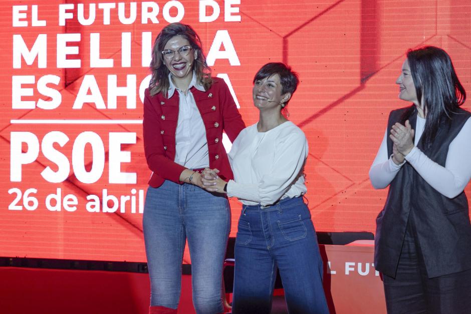 La ministra de Vivienda y Agenda Urbana, Isabel Rodríguez (c), junto a la delegada del Gobierno en Melilla, Sabrina Moh (i), durante el XV Congreso Regional del PSOE de Melilla