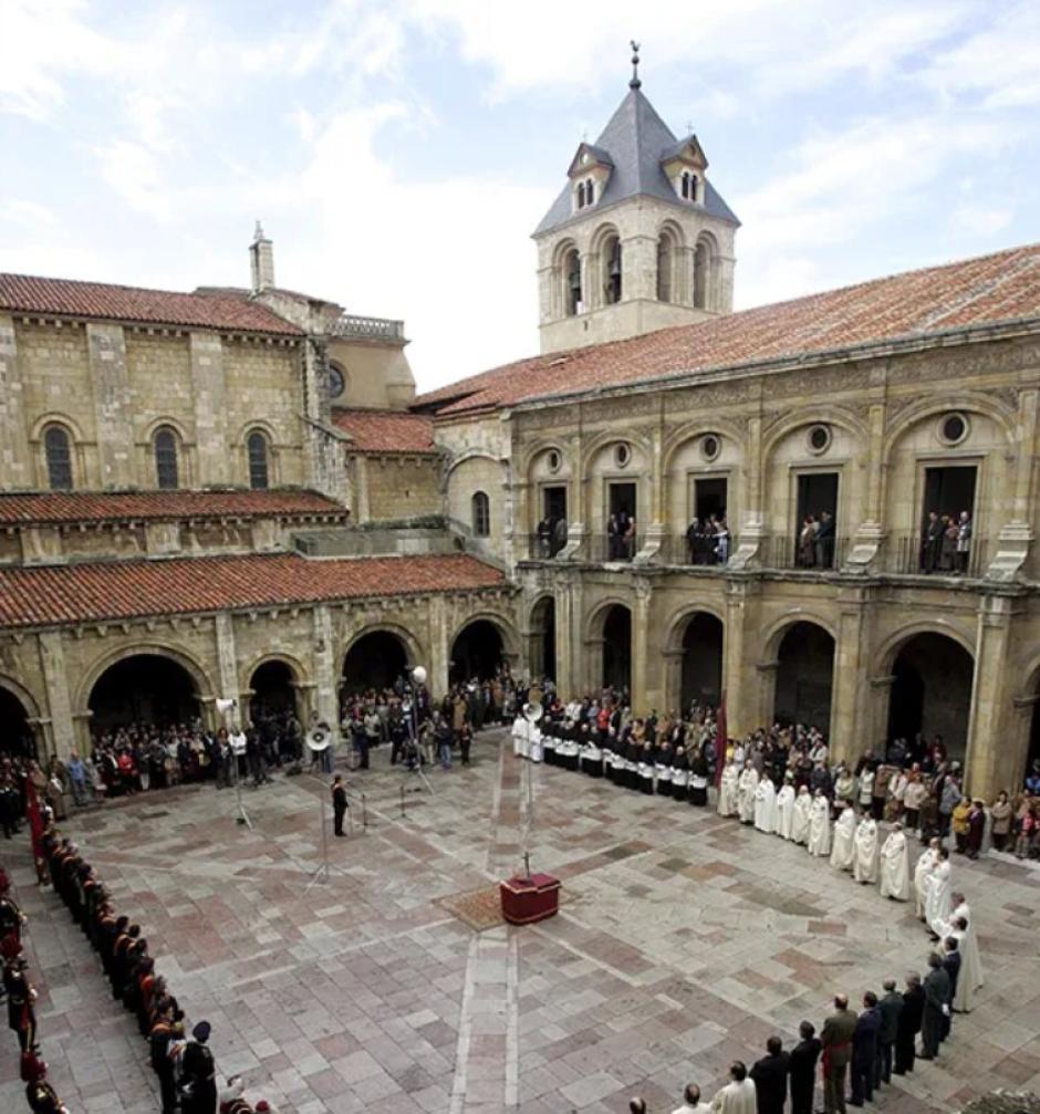 León celebra Las Cabezadas frente a la Real Colegiata de San Isidoro