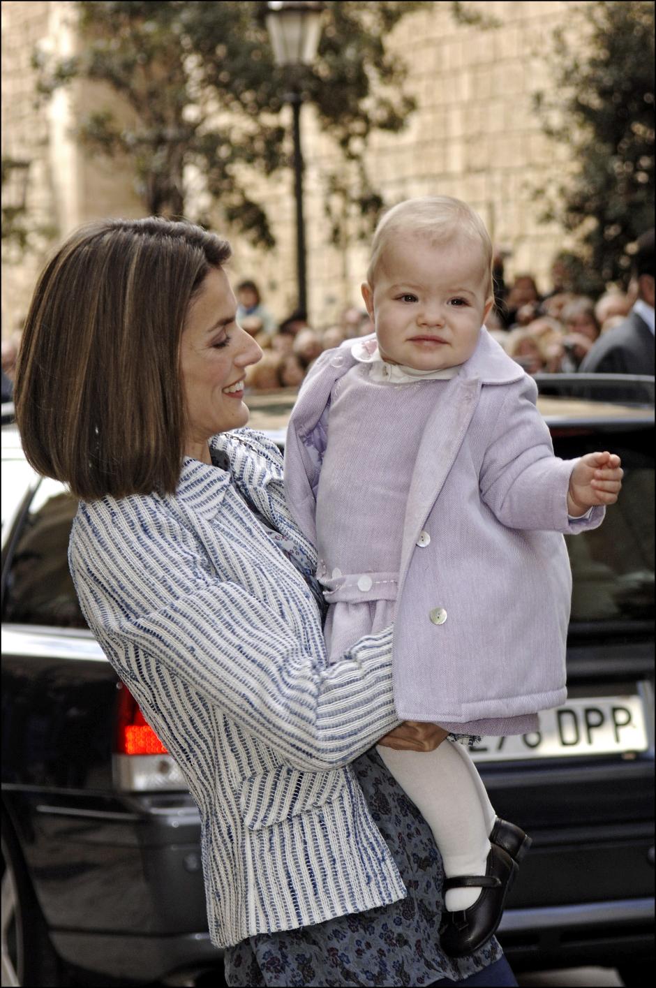 POSADO DE LOS PRINCIPES DE ASTURIAS LETIZIA ORTIZ Y FELIPE DE BORBON JUNTO A SUS HIJAS LEONOR DE BORBON Y SOFIA DE BORBON
Borja / © Radialpress
29/11/2007
MADRID
*** Local Caption *** In a Saturday Nov. 29, 2007 photo released by the Spanish Royal House at the Zarzuela Palace in Madrid, Tuesday , Prince Felipe, left, and his wife Princess Letizia Ortiz play with their daughters Leonor, second right, and Sofia, second left.
(RADIAL PRESS/Spanish Royal House,Borja, HO)© RADIAL PRESS