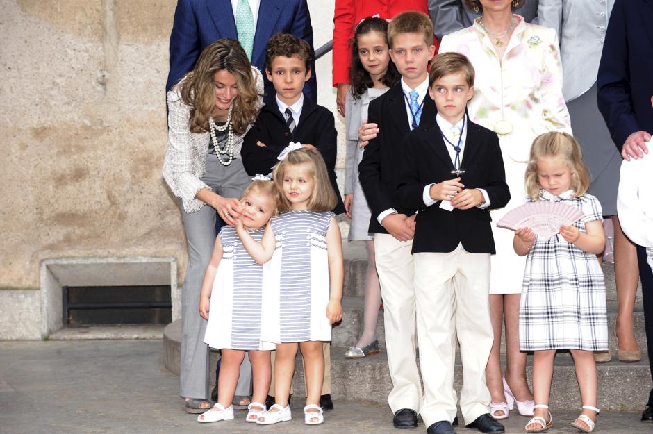 LOS PRINCIPES DE ASTURIAS FELIPE DE BORBON Y LETIZIA ORTIZ CON SUS HIJAS LAS INFANTAS LEONOR DE BORBON ORTIZ ( BOSTEZANDO ) Y SOFIA DE BORBON ORTIZ DURANTE LA 27 EDICION DE LA COPA DEL REY 2008
EN LA FOTO JUNTO A LA REINA DE ESPAÑA SOFIA DE GRECIA ( COGIENDO LA MANO A SOFIA )
SLV/AC/©KORPA
29/07/2008
MALLORCA
The 27th King's cup Regatta 2008
Pictured : Felipe de Borbon and Letizia Ortiz with their daughters Leonor and Sofia de Borbon Ortiz and Sofia de Grecia