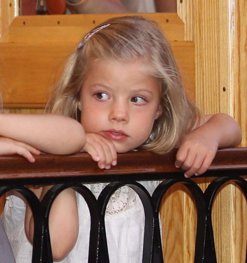 LA REINA SOFIA DE GRECIA , LA PRINCESA DE ASTURIAS LETIZIA ORTIZ Y LAS INFANTAS LEONOR Y SOFIA PASEANDO EN CALESA EN PALMA DE MALLORCA
03/08/2010
PALMA DE MALLORCA , ESPAÑA