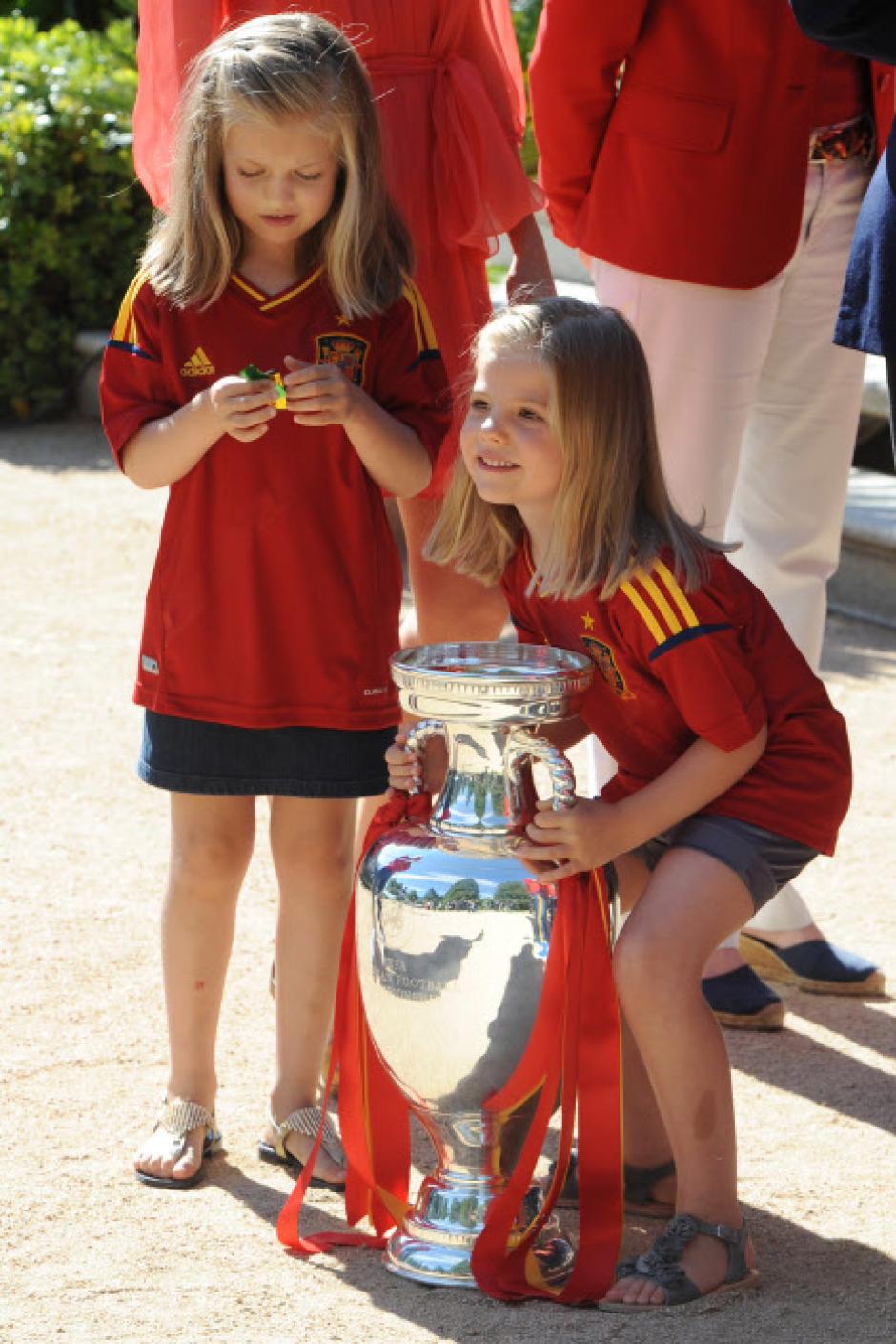 LOS PRINCIPES DE ASTURIAS FELIPE DE BORBON Y DOÑA LETIZIA ORTIZ CON SU HIJA LA INFANTA SOFIA DE BORBON DURANTE UNA AUDIENCIA A SU SANTIDAD EL PAPA BENEDICTO XVI CON MOTIVO DE LAS JORNADAS MUNDIALES DE LA JUVENTUD ( JMJ ) MADRID 2011
19/08/2011
MJADRID