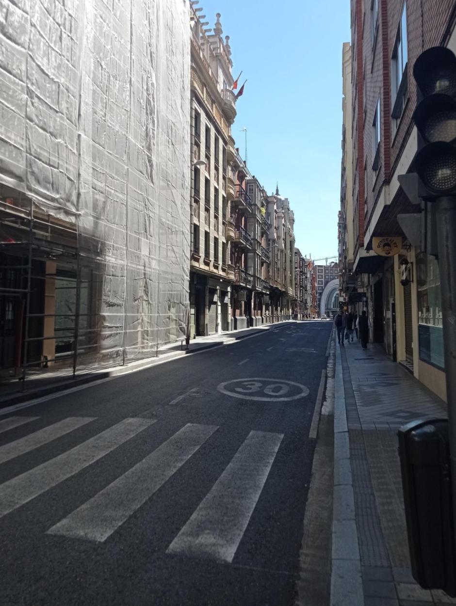 La calle López Gómez de Valladolid, este lunes, durante el apagón