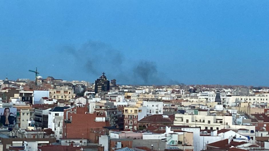 Una columna de humo en Madrid, este lunes, durante el apagón