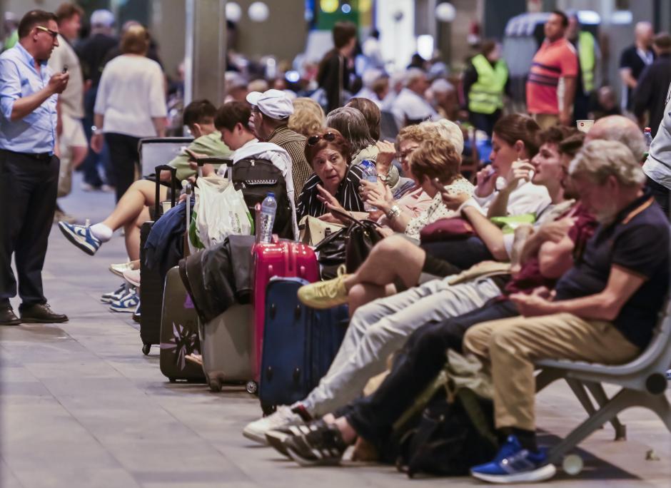 Las escenas de viajeros tirados en las estaciones fueron la tónica común
