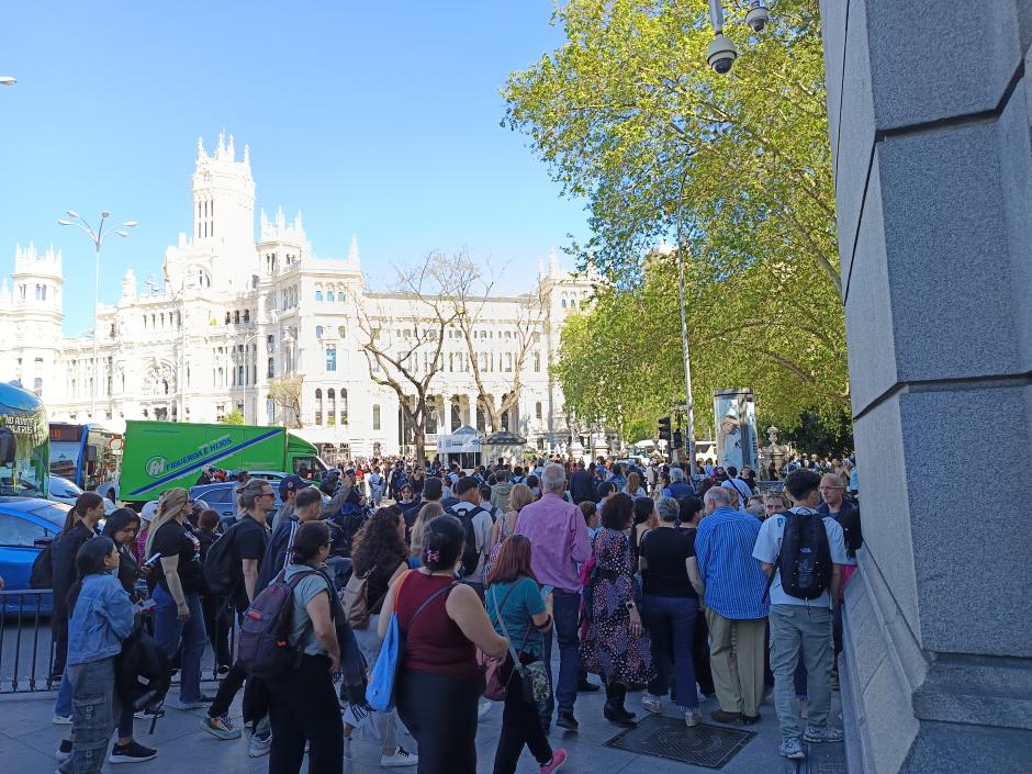 Cientos de personas atravesaron la plaza de Cibeles para tratar de llegar a la Estación de Atocha