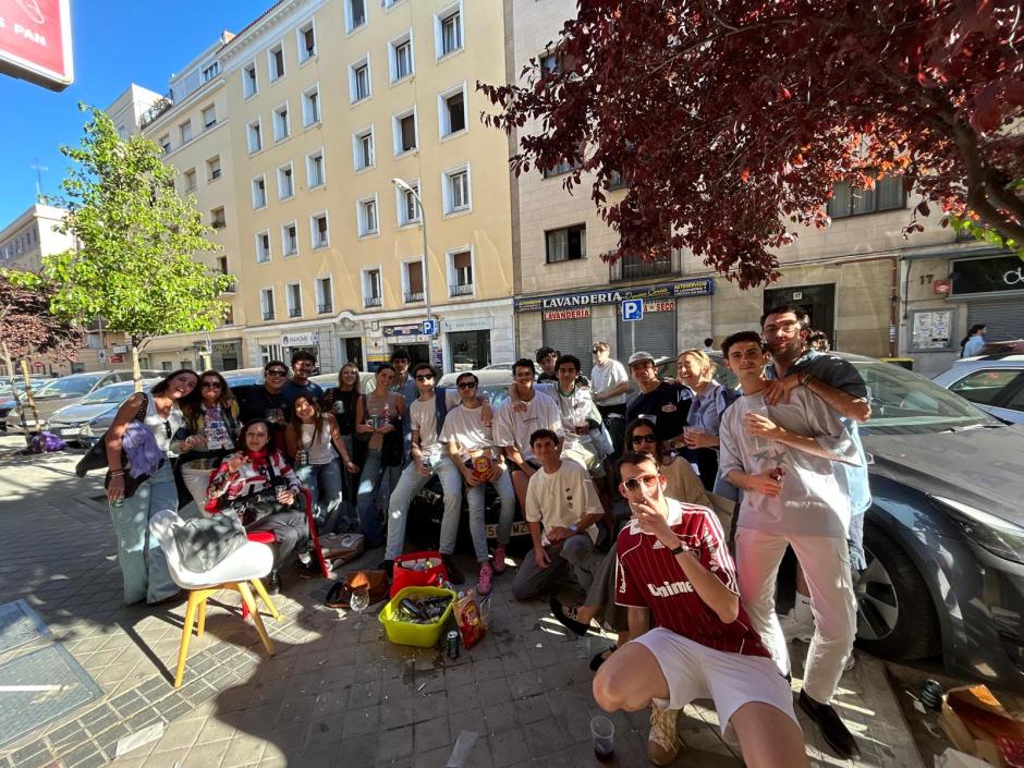 Varios jóvenes hacen botellón en la calle de Donoso Cortés durante el apagón