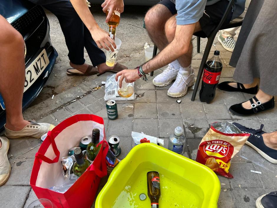 Varios jóvenes hacen botellón en la calle de Donoso Cortés durante el apagón