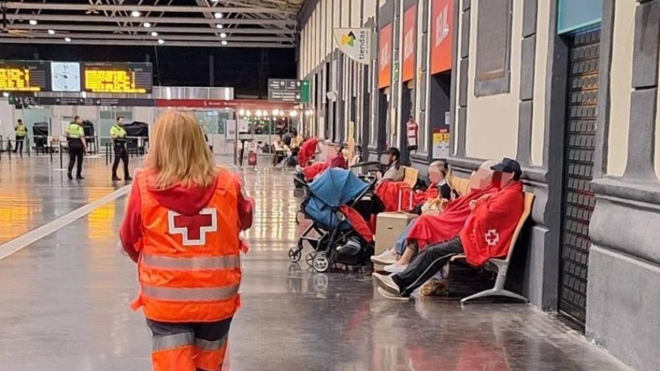Cruz Roja atiende durante la noche a 50 personas en la estación de tren de Alicante por el apagón
REMITIDA / HANDOUT por CRUZ ROJA ALICANTE
Fotografía remitida a medios de comunicación exclusivamente para ilustrar la noticia a la que hace referencia la imagen, y citando la procedencia de la imagen en la firma
29/4/2025