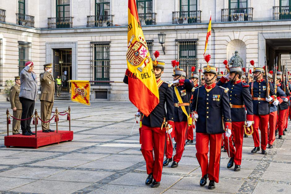 El teniente general Alfons Mais, jefe del Ejército alemán fue recibido en el Palacio de Buenavista, sede del Cuartel General del Ejército de Tierra, por el general de ejército Amador Enseñat y Berea