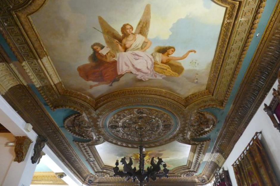 Frescos en el techo del Centro Gallego de Barcelona