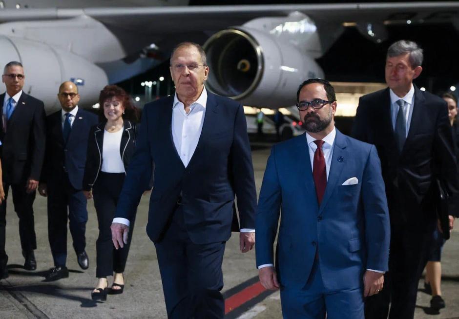 Sergey Lavrov, canciller de Rusia y el viceministro de política exterior bilateral dominicano, Francisco Caraballo