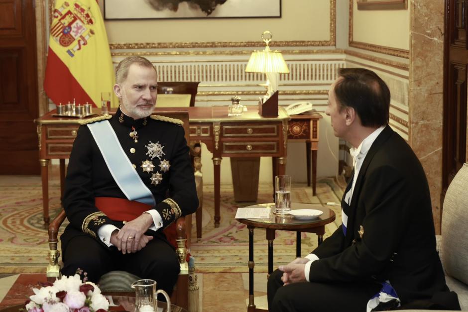 Don Felipe, con el embajador de Portugal, que ha acudido este miércoles al Palacio Real a entregar sus cartas credenciales