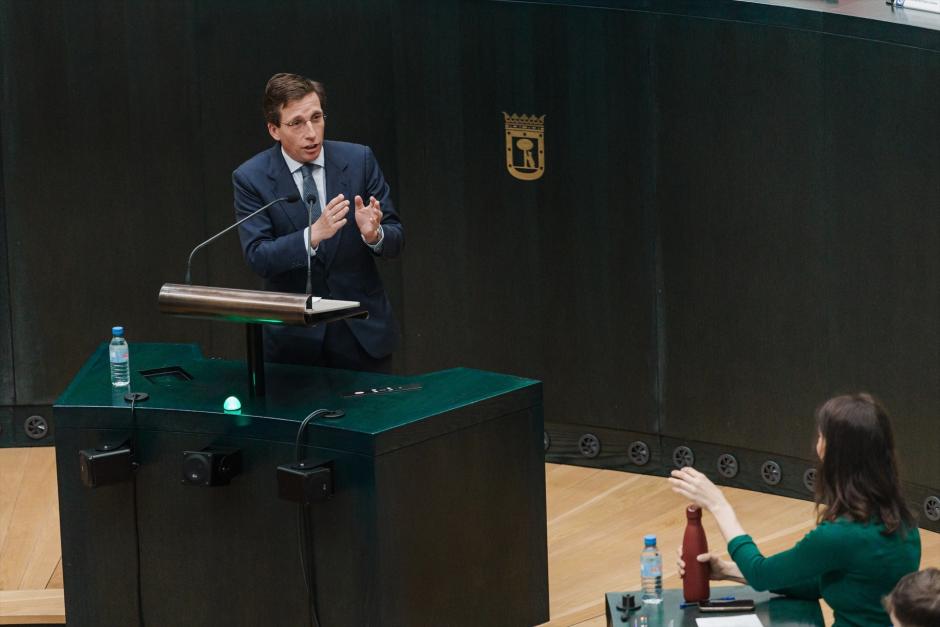 José Luis Martínez-Almeida dirigiéndose a Rita Maestre