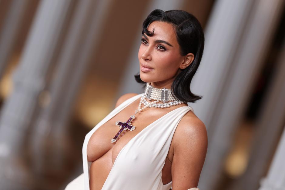 Kim Kardashian attending the LACMA Art+Film Gala in Los Angeles, California, USA - 02 Nov 2024
En la foto crucifijo