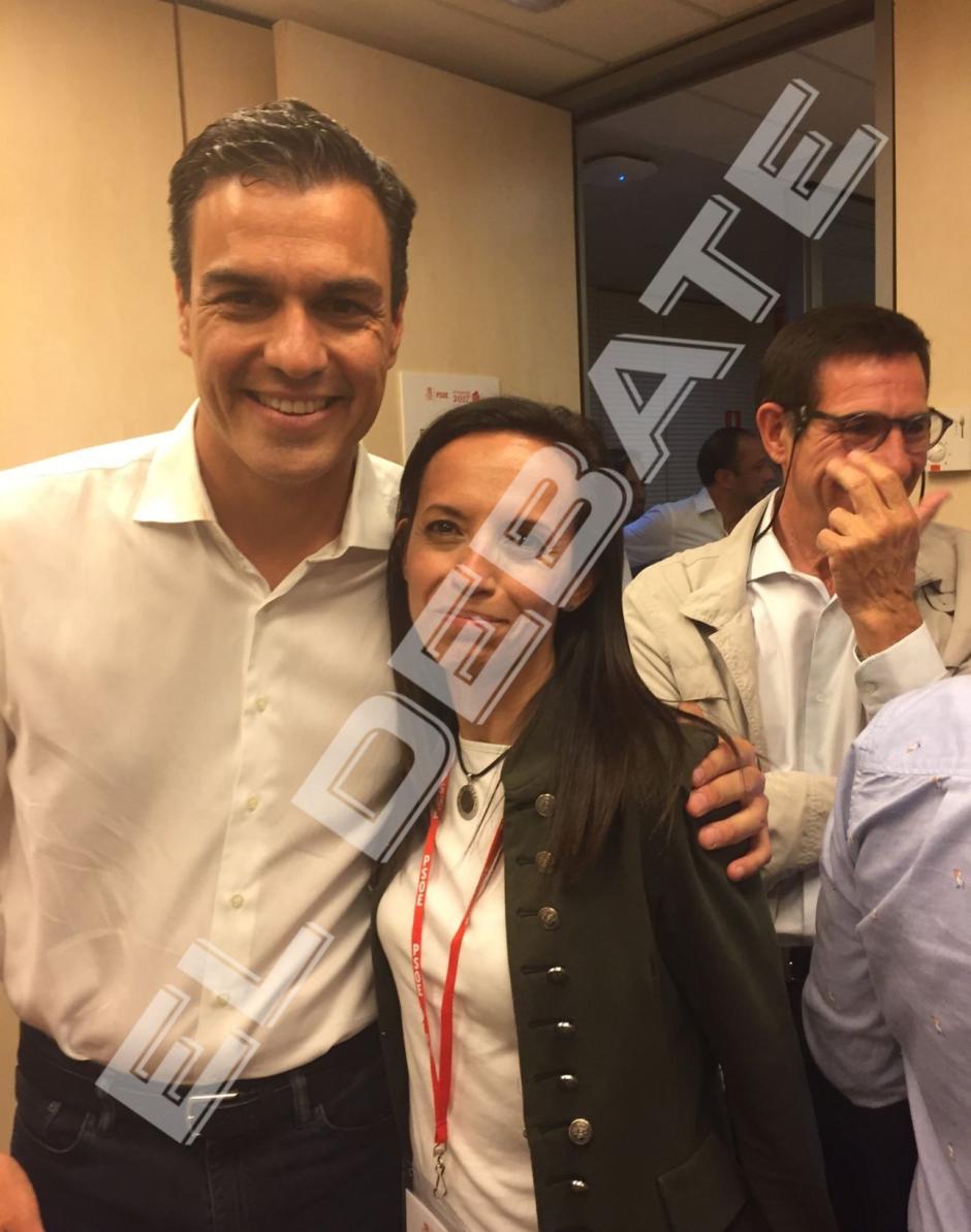 Pedro Sánchez junto a Beatriz Corredor y detrás el padre del presidente del Gobierno