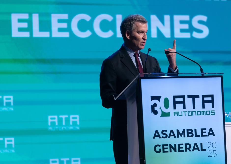 El presidente del PP, Alberto Núñez Feijóo, interviene durante la asamblea electoral de la Federación Nacional de Asociaciones de Trabajadores Autónomos