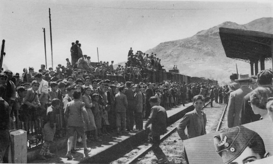 Multitudes los esperaban en los trenes
