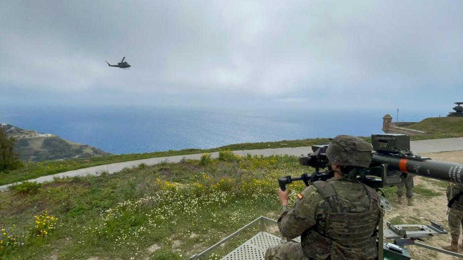 Helicópteros y artillería en Ceuta, en el marco de los los ejercicios del RAMIX30 Y BHELMA V