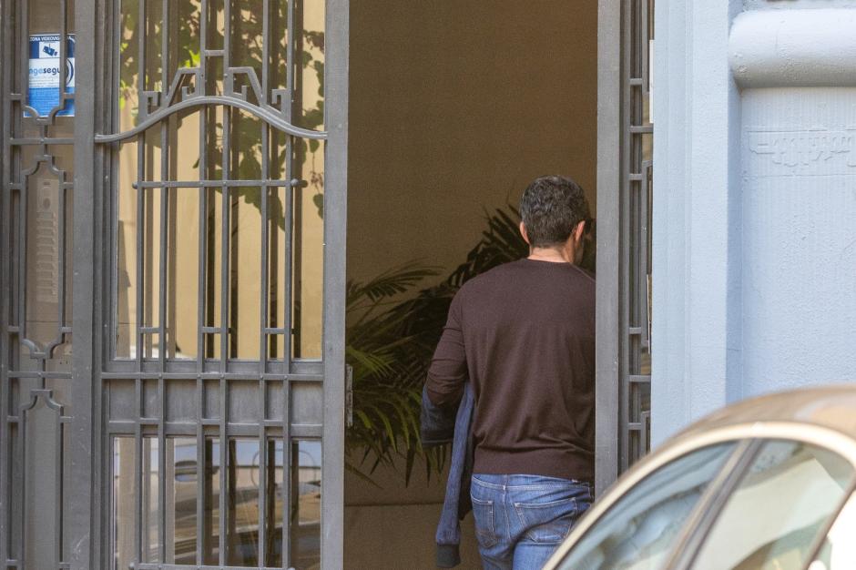 Luis Figo, entrando en su nueva casa