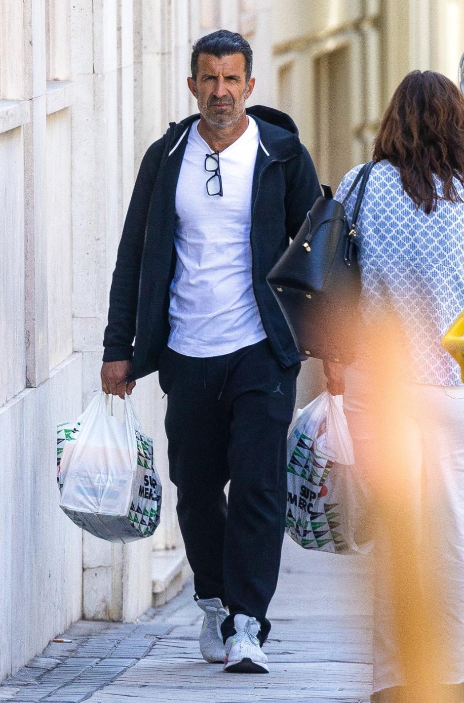 Luis Figo, haciendo la compra