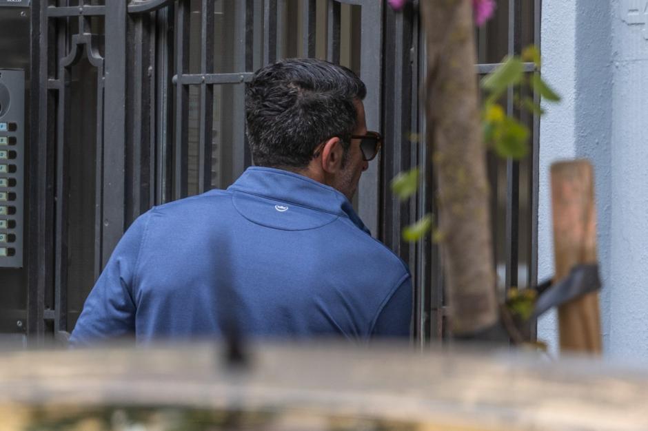 Luis Figo entrando en el portal