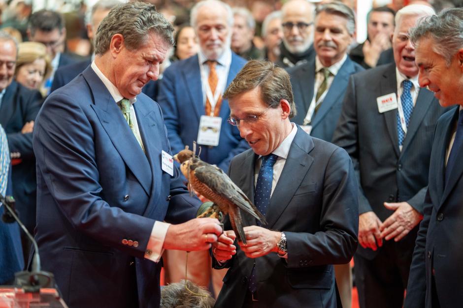 El CEO de Cinegética, Rodrigo Moreno Borbón, duque de Cardona, junto al alcalde de Madrid, José Luis Martínez Almeida, en Cinegética