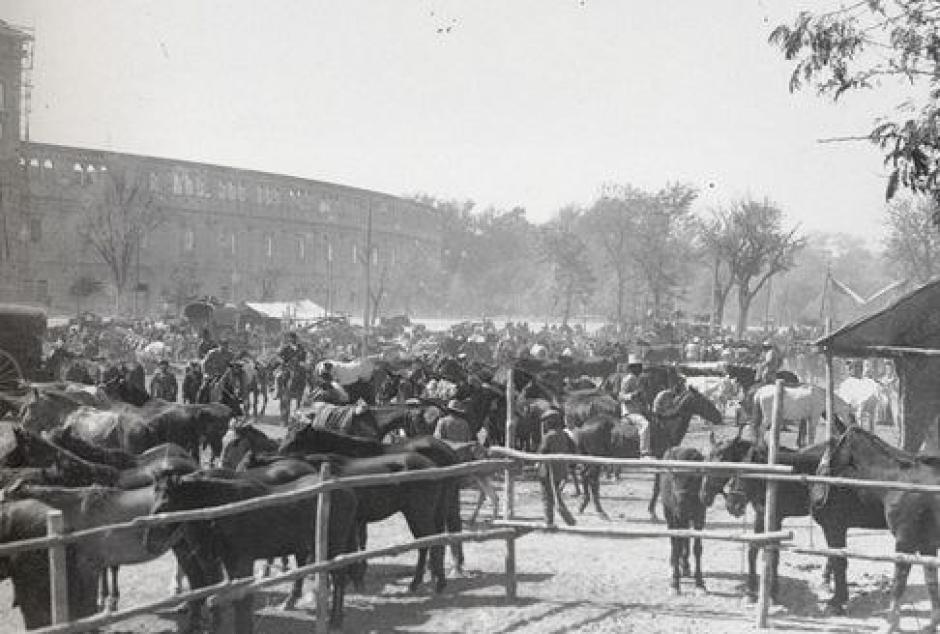 La Feria de Abril de Sevilla fue en sus orígenes un mercado ganadero que se celebraba en el Prado de San Sebastián