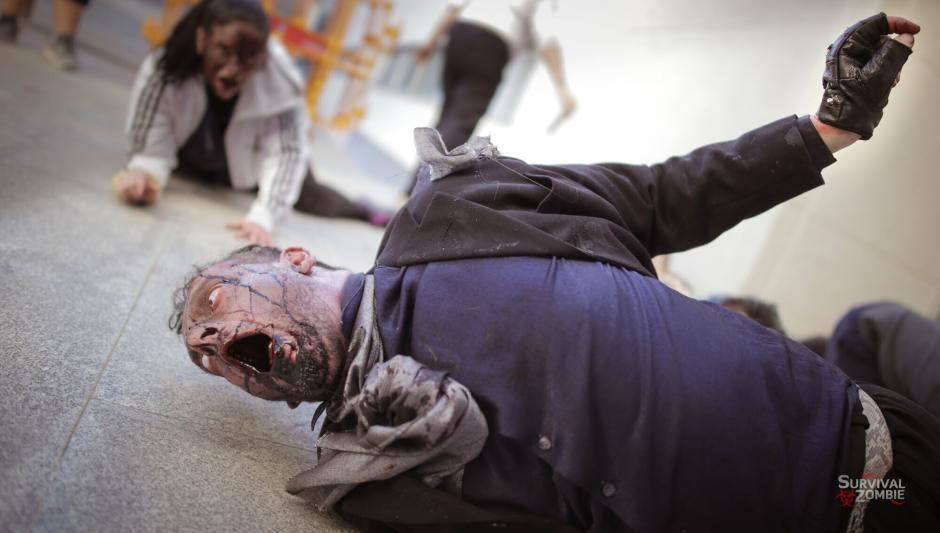 Un actor caracterizado como zombi