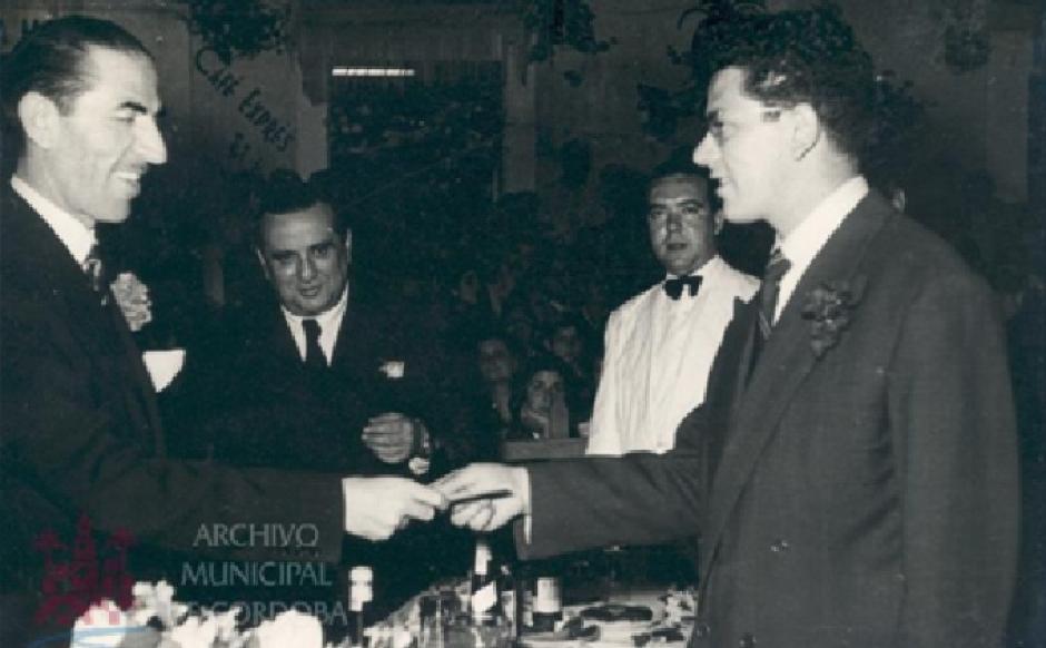Un joven Miguel Rey en representación de los jóvenes que trabajaron en la Cruz de Mayo recibe el premio del alcalde de Córdoba don Antonio Cruz Conde