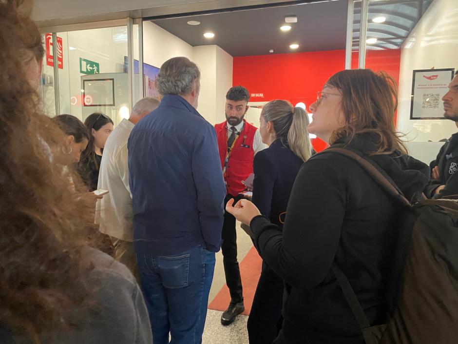 Un trabajador de Iryo atiende a los pasajeros en la estación de Córdoba