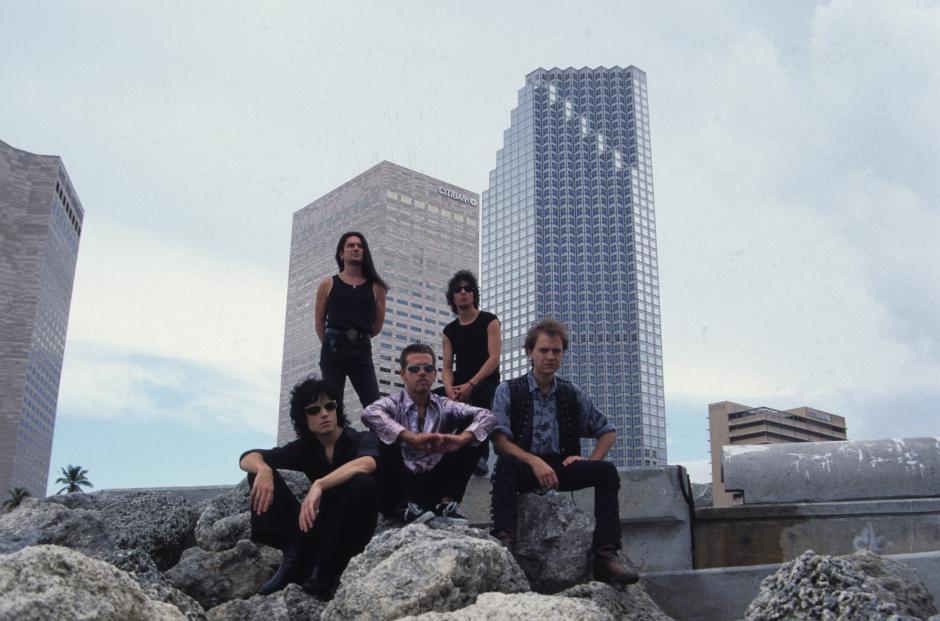 Con su estética a medio camino entre Jim Morrison y Camarón, Enrique Bunbury y Héroes del Silencio instauraron en España un modo de hacer música nunca visto. Con un repertorio atrevido donde se alterna el blues-rock más clásico con ecos de hard rock y ritmos que se asoman al mundo de la música pop, Héroes del Silencio llegaron a ser la banda de referencia del rock español. En gran parte, su éxito se debe a sus letras con una profunda carga literaria y poética que se evidencia en éxitos como Maldito duende, Entre dos tierras, Héroe de Leyenda, La sirena varada o Mar adentro.