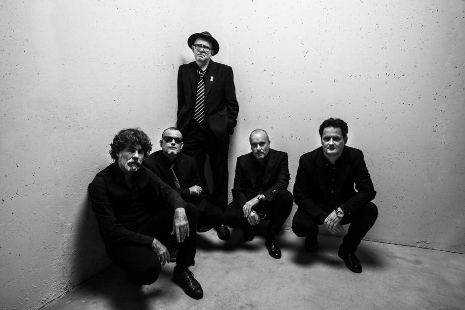 Siniestro Total es punk, es iconoclastia, surrealismo y realismo mágico, es insurrección… La banda gallega nacida en Vigo en 1981 después de un accidente de tráfico donde el vehículo en el que viajaban sus integrantes acabó siniestro total fue el fenómeno más sorprendente del rock español de los 80. La banda evolucionó desde un punk nihilista de su primer disco, ¿Cuándo se come aquí?, con el fallecido Germán Coppini como vocalista, a un rock más clásico a partir de Siniestro Total II: El Regreso, con Miguel Costas de vocalista. Siniestro Total, que ha seguido dando conciertos hasta 2022 con Julián Hernández de líder, ha sido una banda decisiva en la historia del rock español, con temas que son verdaderos himnos: Miña terra galega, Purdey, Somos Siniestro Total, Bailaré sobre tu tumba, Ayatollah!, ¿Quiénes somos? ¿De dónde venimos? O Pueblos del mundo, extinguíos.