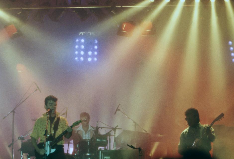Gabinete Caligari es uno de los buques insignia de la movida madrileña. En aquellos maravillosos años 80 del siglo pasado, España asumió las corrientes musicales internacionales, que entonces se debatían entre el punk llegado de ambas orillas anglosajonas del Atlántico, la electrónica, el pop y el rock clásico. Todos esos elementos se agitaron en la efervescente coctelera cultural del postfranquismo y el resultado fueron grupos como el constituido por Jaime Urrutia y sus “caligaris”. Cuatro rosas, Al calor del amor en un bar, Camino Soria, La culpa fue del cha cha cha… Música para regresar al Palentino a La Vía Láctea o a cualquiera de los bares castizos de aquel Malasaña que ya no existe.