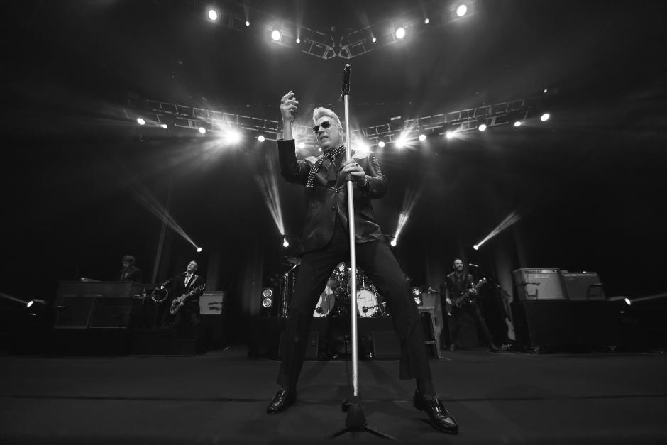 Loquillo (José María Sanz) es un gigante del rock español desde sus orígenes con Los Intocables, pasando por su época más prolífica con Los Trogloditas hasta su carrera en solitario. Incombustible, inconformista y rebelde hasta el final Loquillo nos ha legado canciones de pura épica roquera, como Cadillac Solitario, El ritmo del garage, Feo, fuerte y formal o Cuando fuimos los mejores. En 2025 sigue incombustible y acaba de publicar el disco Europa, donde con la ayuda de su inseparable Gabriel Sopeña pone música al genial poemario del mismo título de Julio Martínez Mesanza.