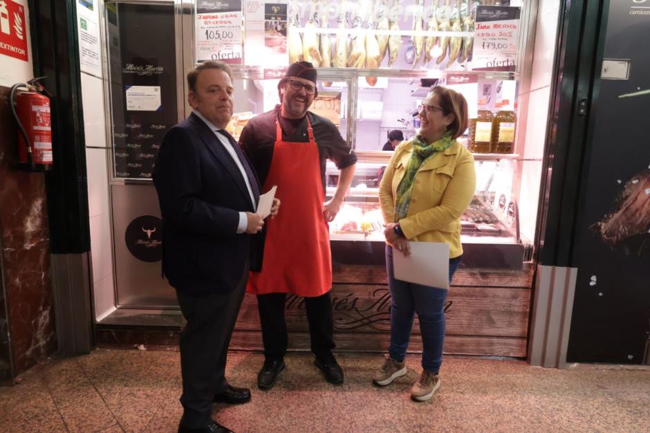 Julián Urbano y Blanca Torrent, en el mercado Sánchez Peña