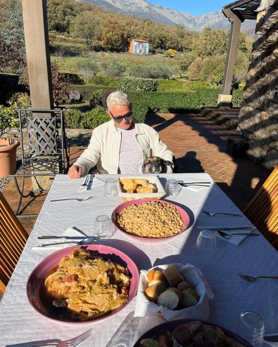 Alejandro Sanz en el porche de su finca extremeña